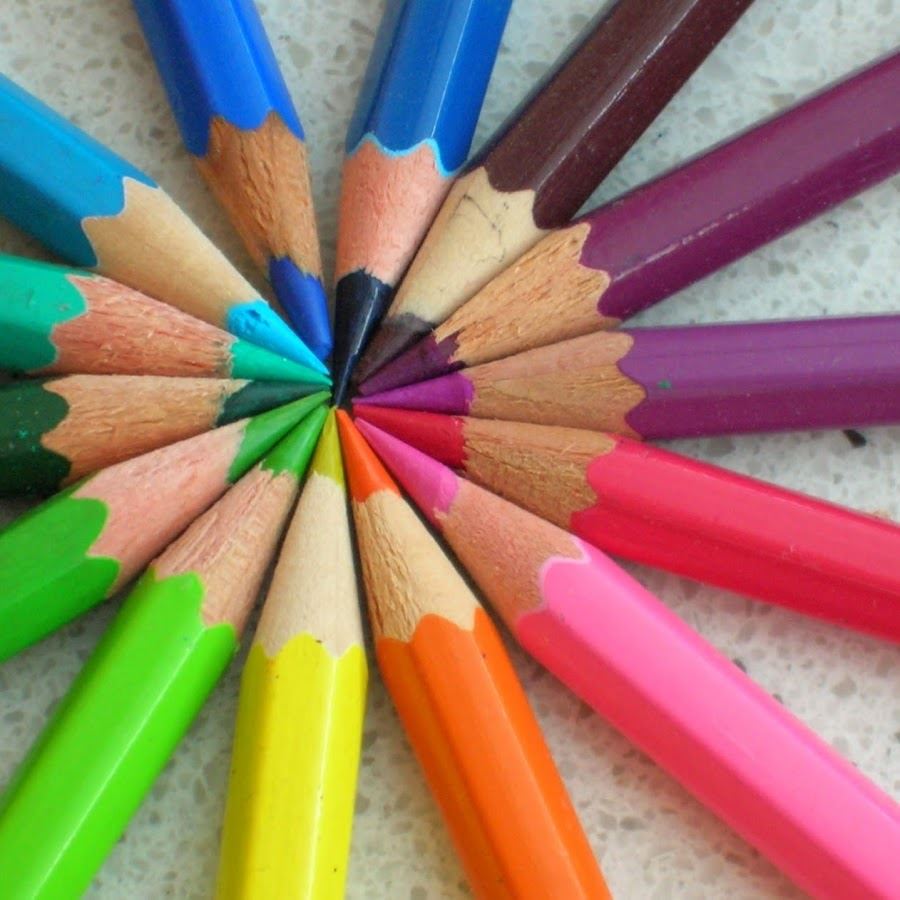  Sharpened colored pencils displayed in a circle